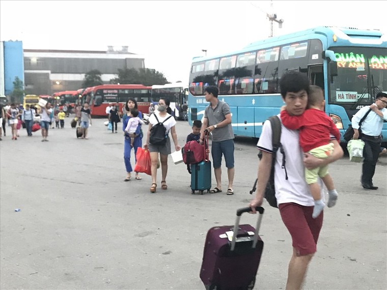 Người dân mệt nhoài trở lại thành phố sau kỳ nghỉ lễ ảnh 2