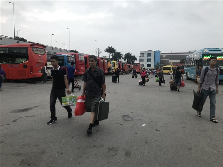 Người dân mệt nhoài trở lại thành phố sau kỳ nghỉ lễ ảnh 3