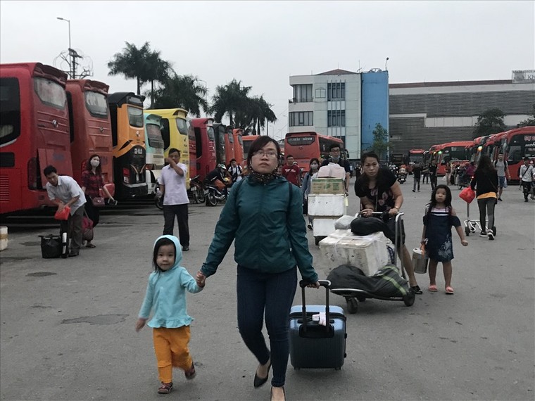 Người dân mệt nhoài trở lại thành phố sau kỳ nghỉ lễ ảnh 5