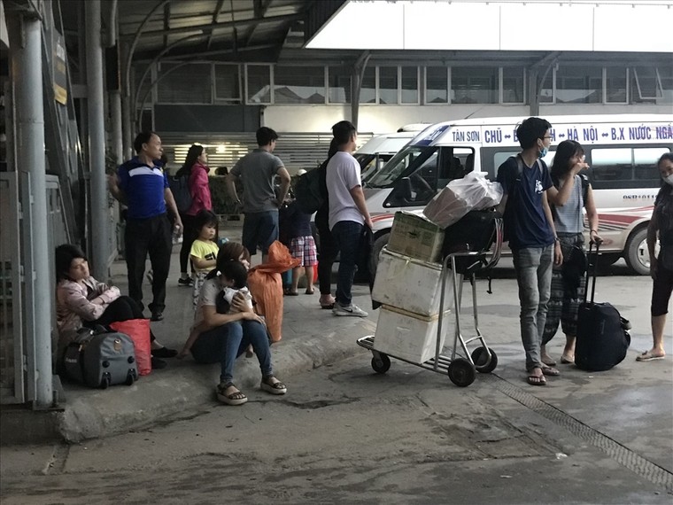 Người dân mệt nhoài trở lại thành phố sau kỳ nghỉ lễ ảnh 6