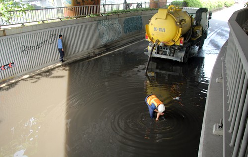 Hầm chui ở trung tâm Sài Gòn ngập nửa mét sau mưa ảnh 2