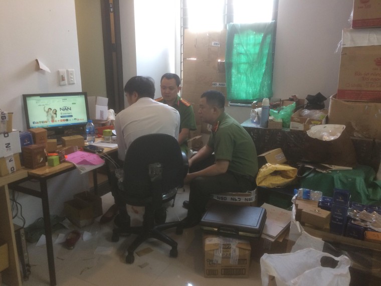 Hà Nội: Tịch thu hàng nghìn gói mỹ phẩm không rõ nguồn gốc ảnh 8