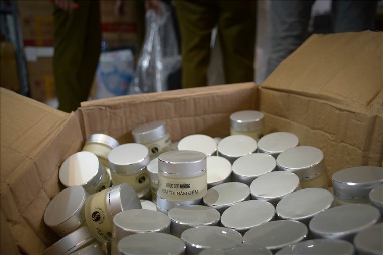Hà Nội: Tịch thu hàng nghìn gói mỹ phẩm không rõ nguồn gốc ảnh 6