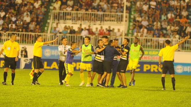 Dấu ấn HAGL vs Hà Nội: Sao U23 tỏa sáng, sân Pleiku suýt 'vỡ' vì trọng tài ảnh 2