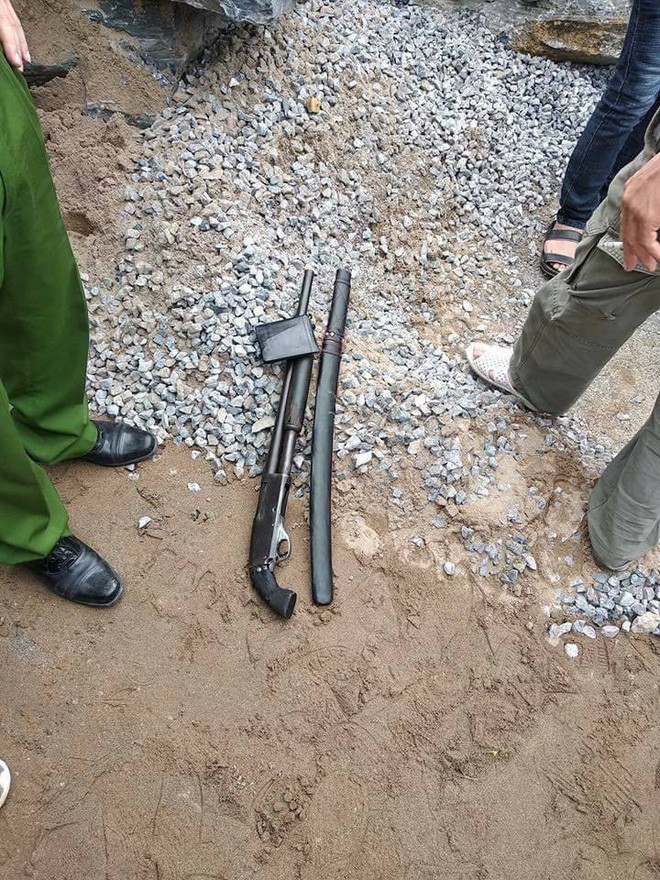 Mang súng, kiếm đi đánh ghen vợ “hờ” bị công an vây bắt ảnh 2