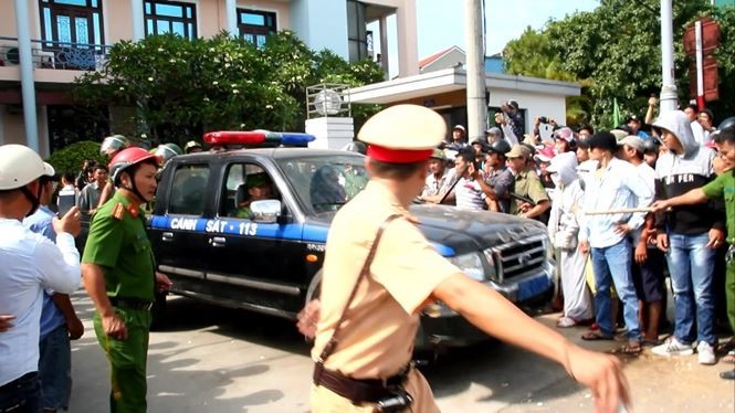 Gần 1 giờ nghẹt thở giải cứu con tin bị kẻ ngáo đá khống chế ở Huế ảnh 1