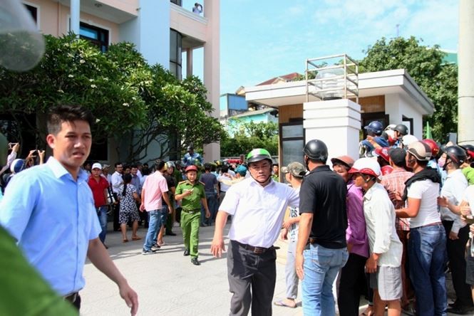 Gần 1 giờ nghẹt thở giải cứu con tin bị kẻ ngáo đá khống chế ở Huế ảnh 2