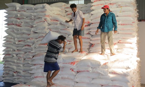 Nông dân bán mía phải nhận đường vì nhà máy nợ hơn 100 tỷ đồng ảnh 1