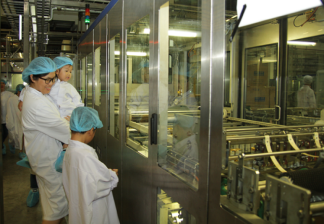 Vinamilk tổ chức cho con của nhân viên tham quan siêu nhà máy sữa ảnh 5