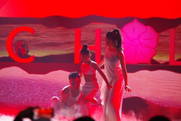 Thỏa mãn mọi giác quan với đêm nghệ thuật 'Chạm tới thiên đường' của FLC Holiday ảnh 2