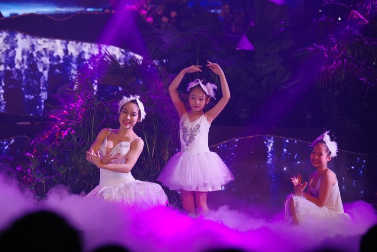 Thỏa mãn mọi giác quan với đêm nghệ thuật 'Chạm tới thiên đường' của FLC Holiday ảnh 4