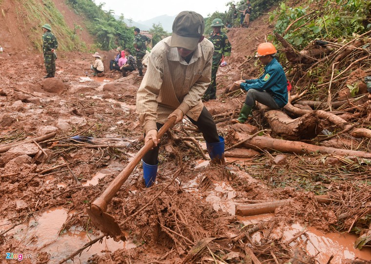 Hơn 50 người 'ngụp lặn' trong biển bùn tìm 5 nạn nhân mất tích ảnh 5
