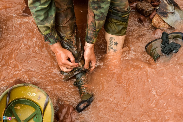 Hơn 50 người 'ngụp lặn' trong biển bùn tìm 5 nạn nhân mất tích ảnh 7