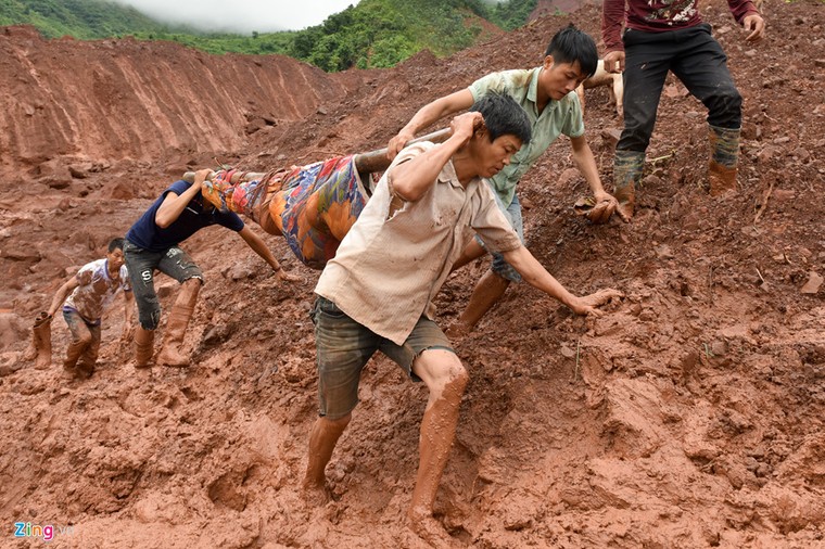 Hơn 50 người 'ngụp lặn' trong biển bùn tìm 5 nạn nhân mất tích ảnh 10