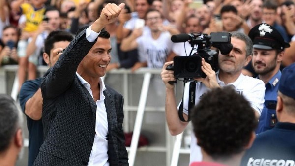 Những hình ảnh ấn tượng ngày Ronaldo chính thức gia nhập Juventus ảnh 2