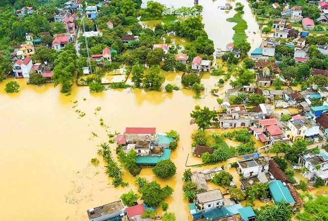 Dân Ninh Bình liều mình vượt lũ cứu tài sản bị nhấn chìm trong nước ảnh 1