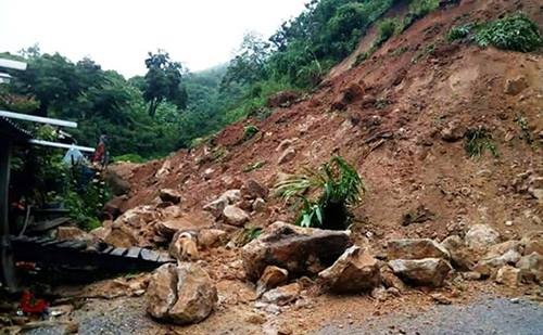 Bốn người chết, nhiều khu vực bị chia cắt sau bão ảnh 3