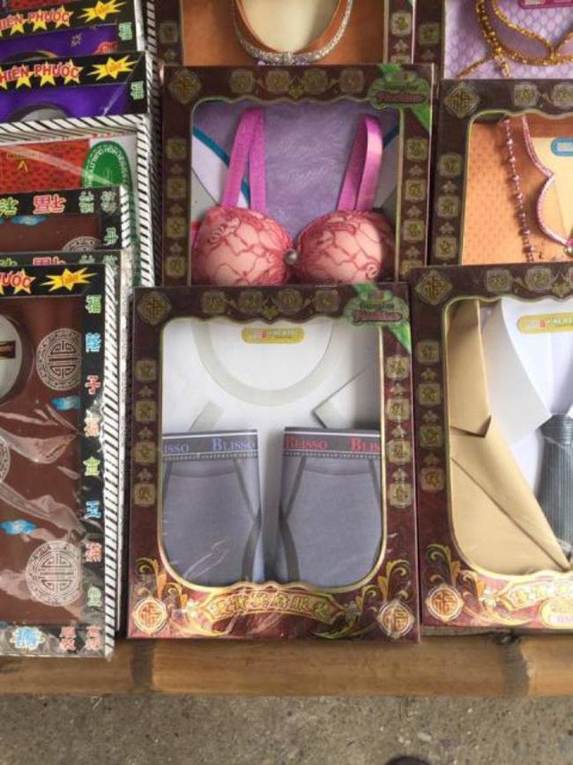 Đồ vàng mã cúng Rằm tháng Bảy đầy đủ cả Rolls-Royce và... 'sổ đỏ' ảnh 15