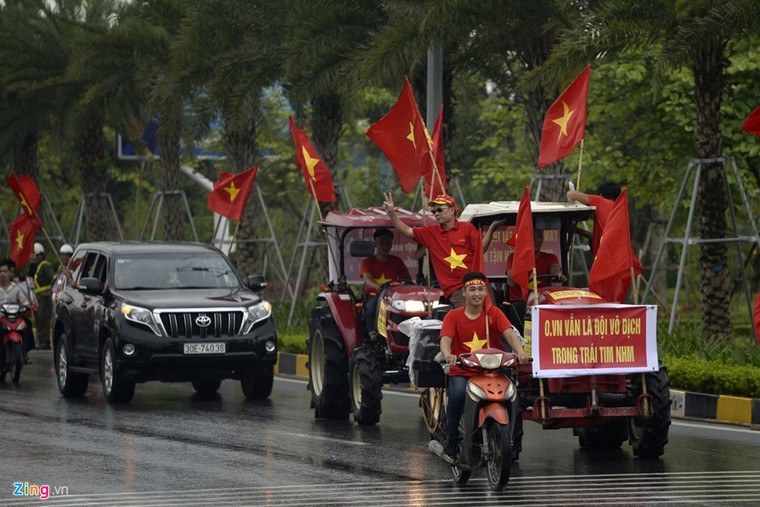 Cổ động viên rợp sắc đỏ đón tuyển Olympic Việt Nam ảnh 10