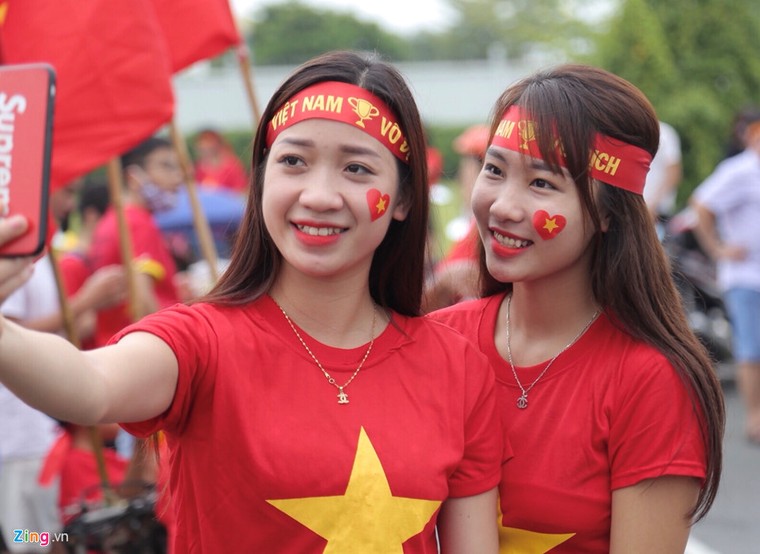 Cổ động viên rợp sắc đỏ đón tuyển Olympic Việt Nam ảnh 1