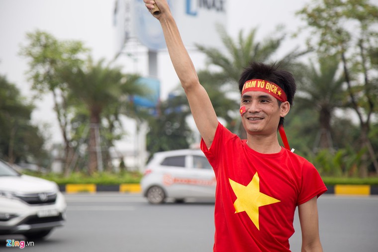 Cổ động viên rợp sắc đỏ đón tuyển Olympic Việt Nam ảnh 7