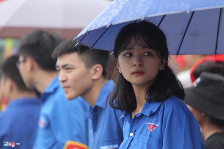 Cổ động viên rợp sắc đỏ đón tuyển Olympic Việt Nam ảnh 8