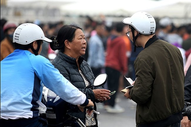 CĐV xếp hàng ngập mặt, vé chợ đen tăng phi mã 10 lần ảnh 10