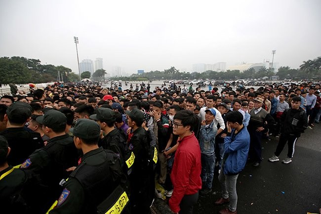 CĐV xếp hàng ngập mặt, vé chợ đen tăng phi mã 10 lần ảnh 1