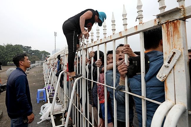 CĐV xếp hàng ngập mặt, vé chợ đen tăng phi mã 10 lần ảnh 4