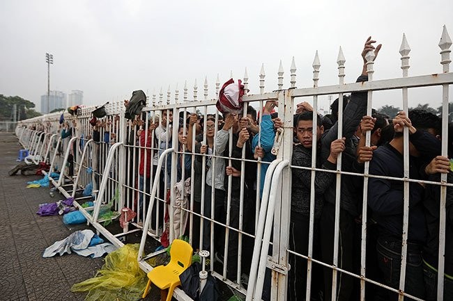 CĐV xếp hàng ngập mặt, vé chợ đen tăng phi mã 10 lần ảnh 3