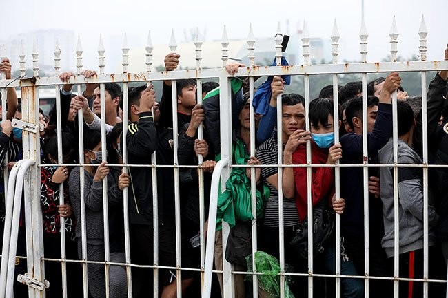 CĐV xếp hàng ngập mặt, vé chợ đen tăng phi mã 10 lần ảnh 2