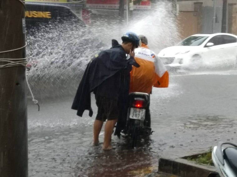 ẢNH: Người dân Vũng Tàu khốn khổ khi bão số 9 bắt đầu đổ bộ ảnh 4