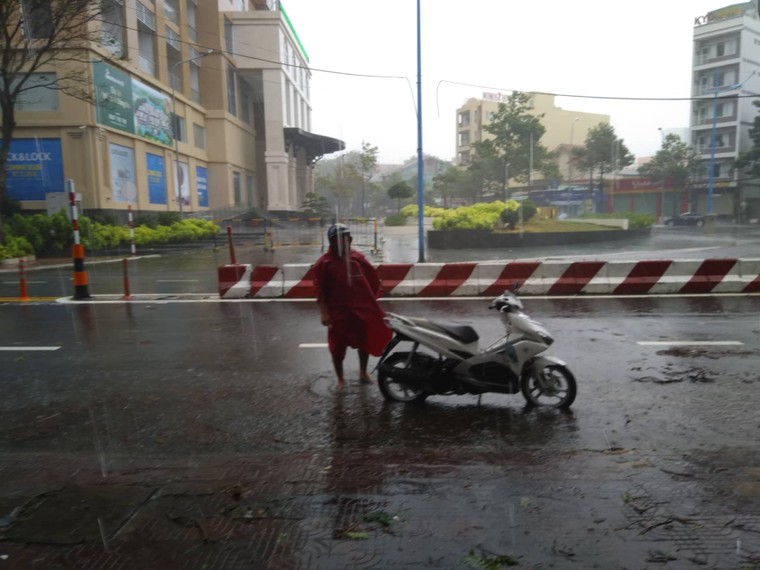 ẢNH: Người dân Vũng Tàu khốn khổ khi bão số 9 bắt đầu đổ bộ ảnh 5