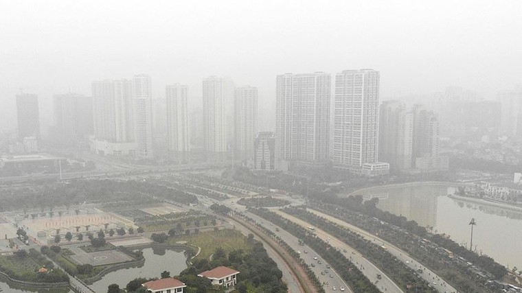 Cao ốc Hà Nội chìm trong sương mù dày đặc như Sa Pa ảnh 2