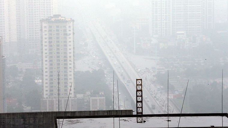 Cao ốc Hà Nội chìm trong sương mù dày đặc như Sa Pa ảnh 4