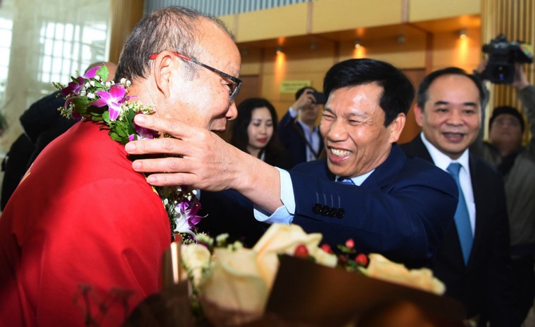 Thầy Park và học trò rạng rỡ ngày về Việt Nam ảnh 6