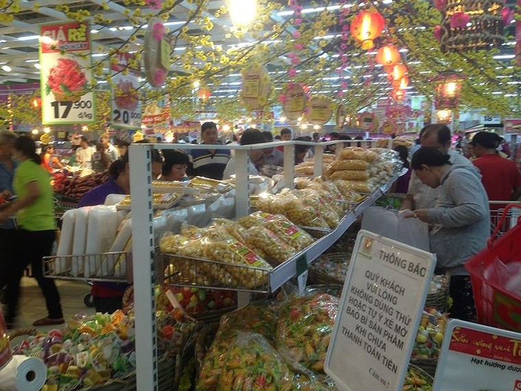 Chen chân 'nghẹt thở' mua sắm ở siêu thị ngày sát Tết ảnh 4