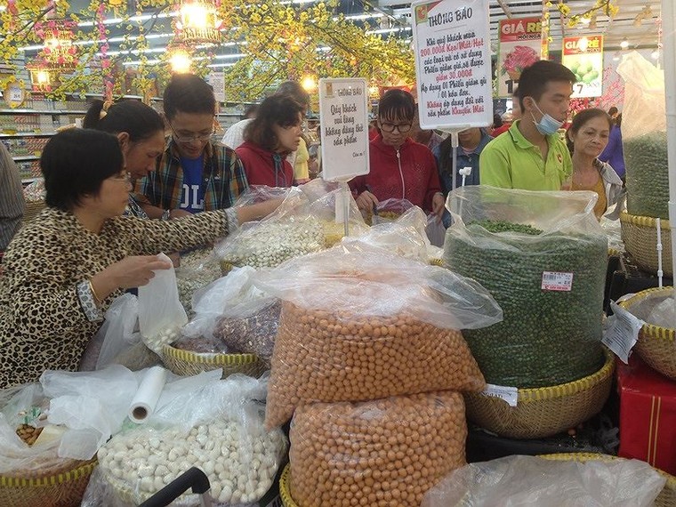 Chen chân 'nghẹt thở' mua sắm ở siêu thị ngày sát Tết ảnh 6