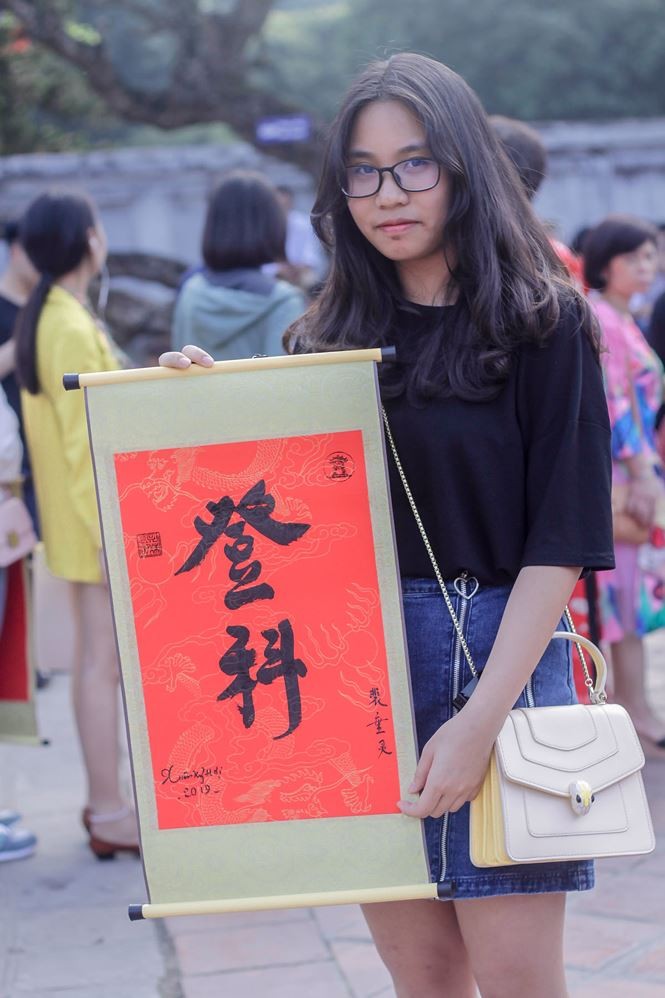 Nườm nượp người kéo đến xin chữ đầu năm ở Văn Miếu ảnh 11