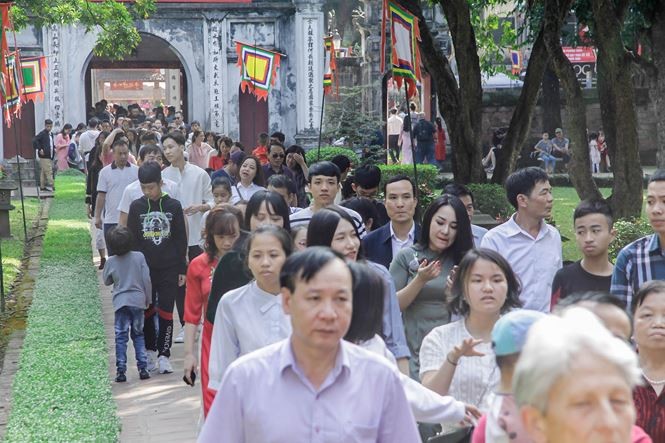 Nườm nượp người kéo đến xin chữ đầu năm ở Văn Miếu ảnh 1