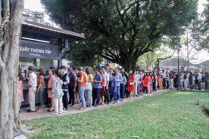 Nườm nượp người kéo đến xin chữ đầu năm ở Văn Miếu ảnh 2