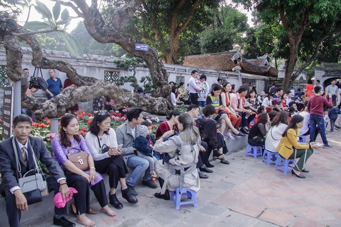 Nườm nượp người kéo đến xin chữ đầu năm ở Văn Miếu ảnh 4