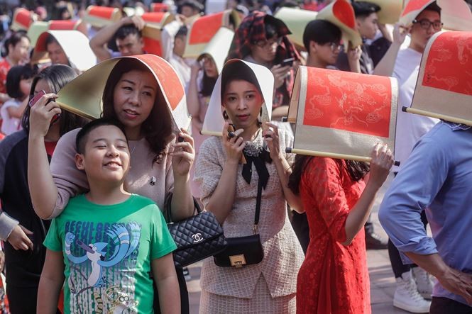 Nườm nượp người kéo đến xin chữ đầu năm ở Văn Miếu ảnh 5