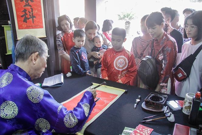 Nườm nượp người kéo đến xin chữ đầu năm ở Văn Miếu ảnh 7