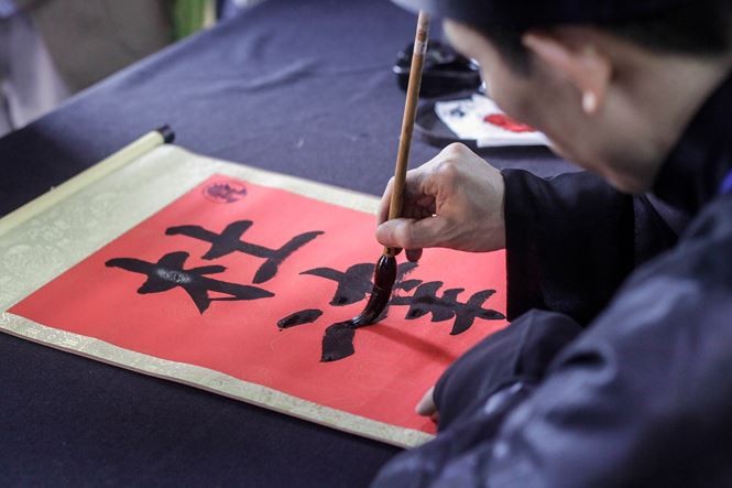 Nườm nượp người kéo đến xin chữ đầu năm ở Văn Miếu ảnh 8