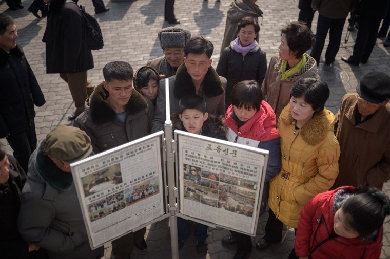 Người dân Bình Nhưỡng theo dõi chuyến đi Việt Nam của ông Kim ảnh 1