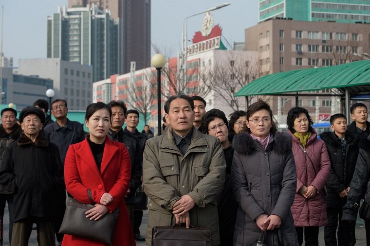 Người dân Bình Nhưỡng theo dõi chuyến đi Việt Nam của ông Kim ảnh 7