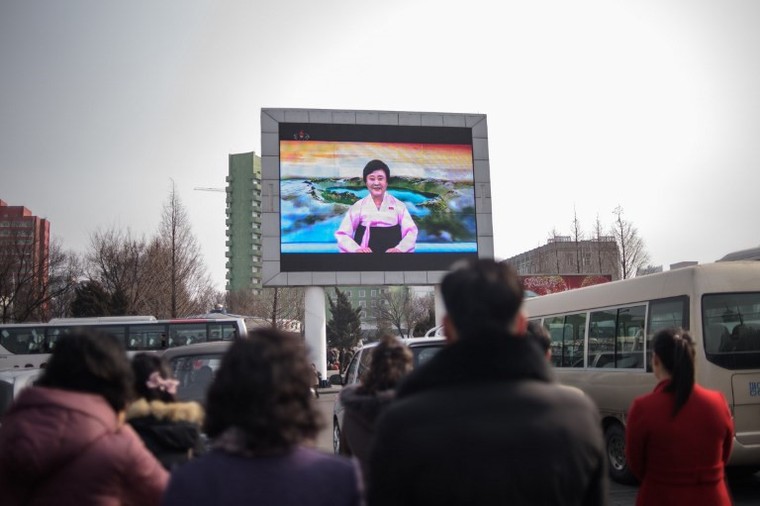 Người dân Bình Nhưỡng theo dõi chuyến đi Việt Nam của ông Kim ảnh 6