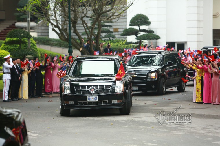 Quả cầu đen bí ẩn trên nóc xe hộ tống Tổng thống Trump ảnh 7