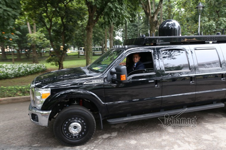 Quả cầu đen bí ẩn trên nóc xe hộ tống Tổng thống Trump ảnh 3